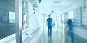 Άνδρας γιατρός περπατά σε διάδρομο νοσοκομείου