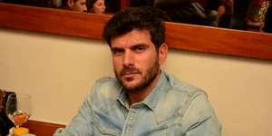 Ο Μάνος Γαβράς με τζιν πουκάμισο