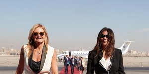 Η Μαρέβα Μητσοτάκη στο κόκκινο χαλί στο αεροδρόμιο του Καΐρου