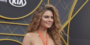 Η Μαρία Μενούνος με μακριά σπαστά κόκκινα μαλλιά