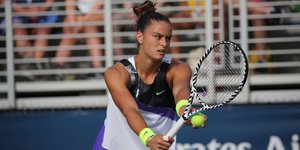 Η Μαρία Σάκκαρη σερβίρει