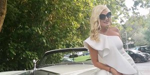 Η Μαρίνα Πατούλη δίπλα στην Rolls Royce