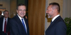 Ο Μάριο Ντράγκι και ο Γιάννης Στουρνάρας χαμογελούν
