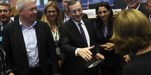 Μαριο Ντραγκι χειραψία