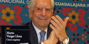 Μάριο Βάργκας Λιόσα χειροκροτεί