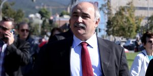 Μάρκος Μπόλαρης κόκκινη γραβάτα