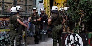 ΜΑΤ σε πεζοδρόμιο