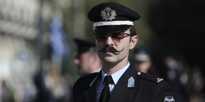 Ο αστυνομικός που έκλεψε την παράσταση στη μαθητική παρέλαση της Αθήνας 