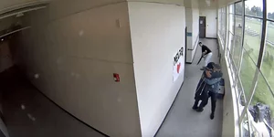 Προπονητής αγκαλιάζει μαθητή και υπάλληλος απομακρύνει όπλο σε σχολείο