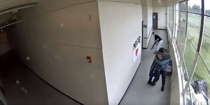 Προπονητής αγκαλιάζει μαθητή και υπάλληλος απομακρύνει όπλο σε σχολείο