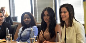 Η Μέγκαν Μαρκλ κάθεται με γυναίκες