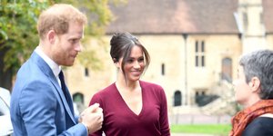 Η Μέγκαν Μαρκλ με τον πρίγκιπα Χάρι χαμογελούν