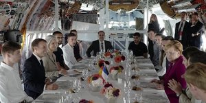 Εμανουέλ Μακρόν και Άνγκελα Μέρκελ σε δείπνο μέσα σε ένα Airbus 350