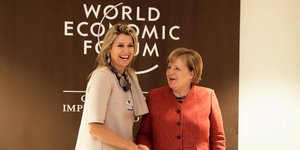 Μέρκελ και βασίλισσα Μαξίμα σε χειραψία