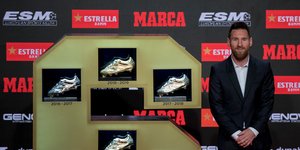 Ο Λιονέλ Μέσι δίπλα στα έξι Χρυσά Παπούτσια του