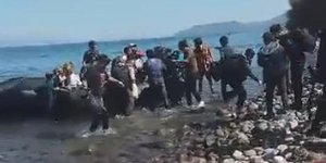 Μετανάστες την ώρα που αποβιβάζονται στη Λέσβο