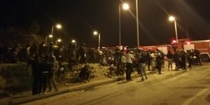 Μετανάστες έξω από το ΚΥΤ Σάμου με πυροσβεστικά οχήματα