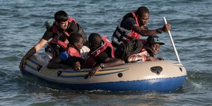 Μεταναστευτικό: Μετανάστες - πρόσφυγες πάνω σε βάρκα