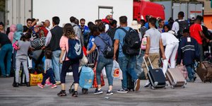 Μετανάστες στο λιμάνι με σακούλες