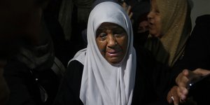 μεταναστρια με ασπρο μαντιλι 