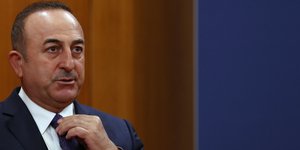 Ο Μεβλούτ Τσαβούσογλου φτιάχνει τη γραβάτα του