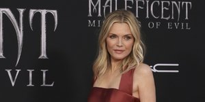 Η Μισέλ Φάιφερ με σατέν μπορντό φόρεμα και ζώνη στη μέση