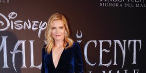 Η Μισέλ Φάιφερ με μπλε βελούδινο φόρεμα και ντεκολτέ