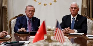 Στιγμιότυπο από τη συνάντηση Πενς Ερντογάν