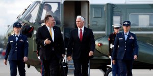 Μάικ Πενς και Μάικ Πομπέο σε αεροδρόμιο με αξιωματικούς