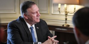 Ο Μάικ Πομπέο με μπλε κοστούμι