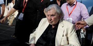Ο Μίκης Θεοδωράκης σε αναπηρικό καροτσάκι