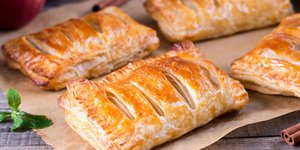 Μηλόπιτα σε φύλλο κρούστας με χαλβά και καρύδια