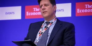 Μιλτιάδης Βαρβιτσιώτης με κορδέλα στο λαιμό 