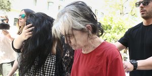 Η μητροκτόνος και η μητέρα της από την Πετρούπολη κατά την προσαγωγή τους στον ανακριτή