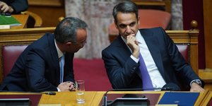 Ο ΥΠΟΙΚ Χρήστος Σταϊκούρας και ο πρωθυπουργός Κυριάκος Μητσοτάκης