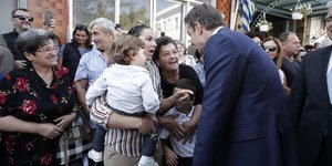 Ο Κυριάκος Μητσοτάκης συνομιλεί με κατοίκους; του Κισσάμου Χανίων