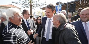 Ο Κυριάκος Μητσοτάκης με κατοίκους της Κισσάμου