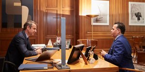 Ο Κυριάκος Μητσοτάκης με τον Αιγύπτιο δημοσιογράφος της εφημερίδας Al Ahram