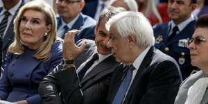 «Πηγαδάκι» του πρωθυπουργού με τον Προκόπη Παυλόπουλο -Φωτογραφία: EUROKINISSI/ΓΙΩΡΓΟΣ ΚΟΝΤΑΡΙΝΗΣ