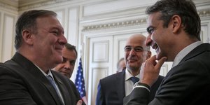 Ο Κυριάκος Μητσοτάκης και ο Μάικ Πομπέο γελάνε