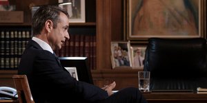 Ο πρωθυπουργός Κυριάκος Μητσοτάκης κατά τη διάρκεια της συνέντευξης στο Μέγαρο Μαξίμου