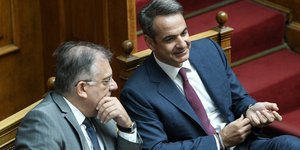 Ο Τάκης Θεοδωρικάκος και ο Κυριάκος Μητσοτάκης στη Βουλή 