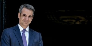 Ο Κυριάκος Μητσοτάκης χαμογελάει
