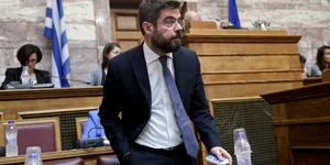 Μιχάλης Καλογήρου ορθιος στη βουλή 