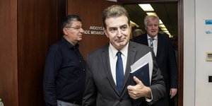 Ο Μιχάλης Χρυσοχοΐδης κρατά φάκελο