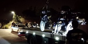 Μηχανάκια σε γερανό