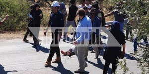 Η διαμαρτυρία των μεταναστών με την αναπαράσταση της μεταφοράς νεκρού