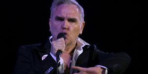 O Morrissey τραγουδάει