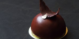 Μους σοκολάτας με γλάσο σοκολάτας, στολισμένη με φύλλο σοκολάτας