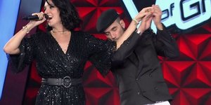 μουζουράκης φιλάει χέρι 